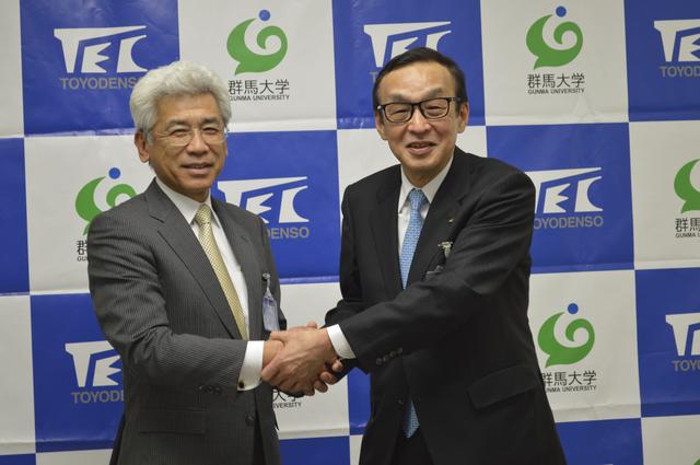 画像: 産学連携を発表する群馬大学副学長の峯岸敬氏(左)と東洋電装副社長の坂井孝敏氏