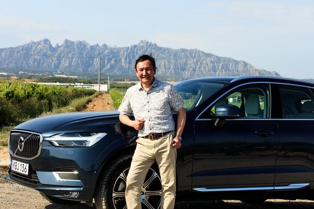 画像: 筆者のモータージャーナリスト、石川芳雄氏と新型XC60 T6。