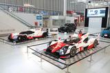 画像: メガウェブの1階に展示された、トヨタ TS050ハイブリッド(手前)とポルシェ 919ハイブリッド。その後ろにプリウスPHVとカイエンが並ぶ。