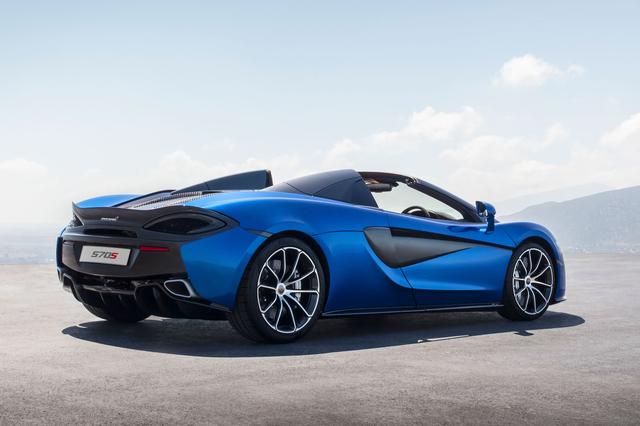 画像: マクラーレン 570S スパイダーのリアスタイルは、ルーフを除けばクーペとかわらない。