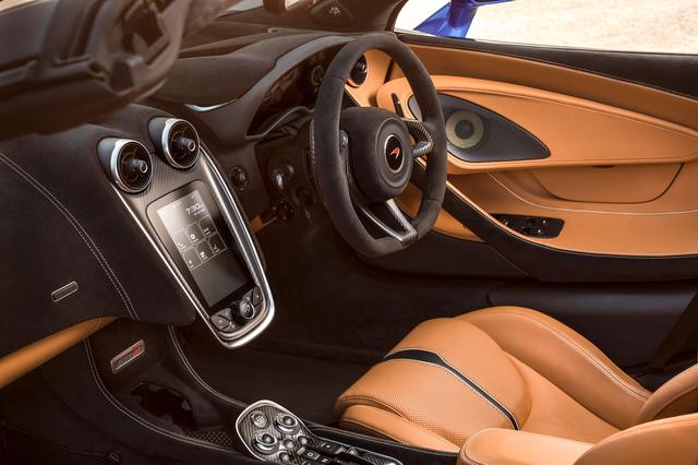 画像: マクラーレン 570S スパイダーの内装はスポーツ&エレガンスといった雰囲気。この画像では、スピーカーはバウワース&ウイルキンスが装着されている。