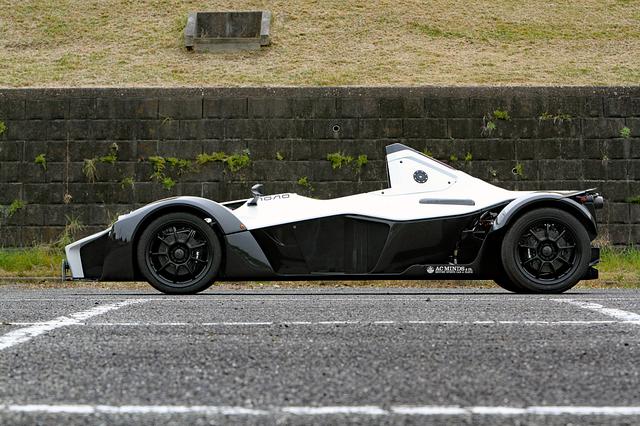 画像: ホイールベースは2565mmと、4mをわずかに切る全長に対して長めだ。全高は1.1mあまり。ロードクリアランスは100mm。