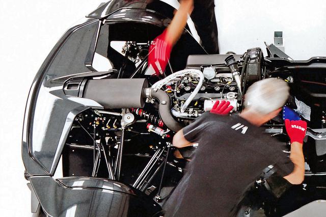 画像: カウルを外すのは大変なので、エンジン写真はカタログから。280bhp/308Nmを発生するフォード製の2.3L 直4DOHCをミッドシップ搭載。