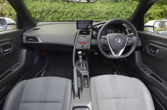 画像: S660 インパネ 操作系がすべてドライバー方向に向く運転者オリエンテッドなインパネ。
