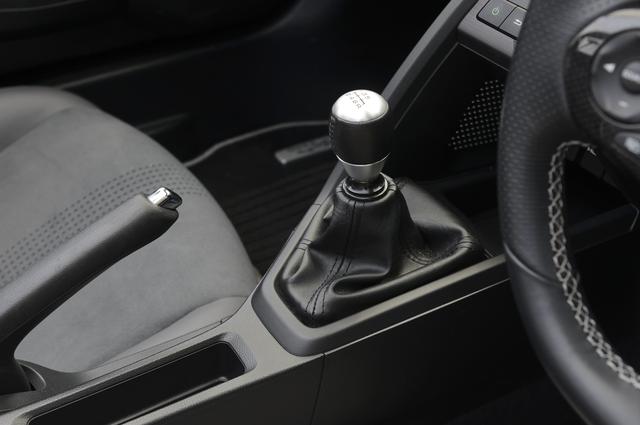 画像: S660 トランスミッション 6速MT(CVTも選べる)。ショートストロークながら適度な剛性感があり気持ちが良い。後退は、シフトノブのアタマを押しながら右下に入れる。