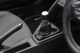 画像: S660 トランスミッション 6速MT(CVTも選べる)。ショートストロークながら適度な剛性感があり気持ちが良い。後退は、シフトノブのアタマを押しながら右下に入れる。