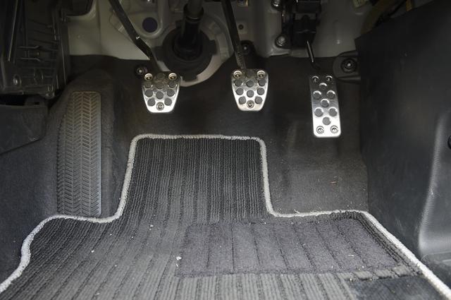 画像: S660 ペダル アルミペダルが標準。ペダルフィールも節度感があり、21世紀のスポーツカーという印象。