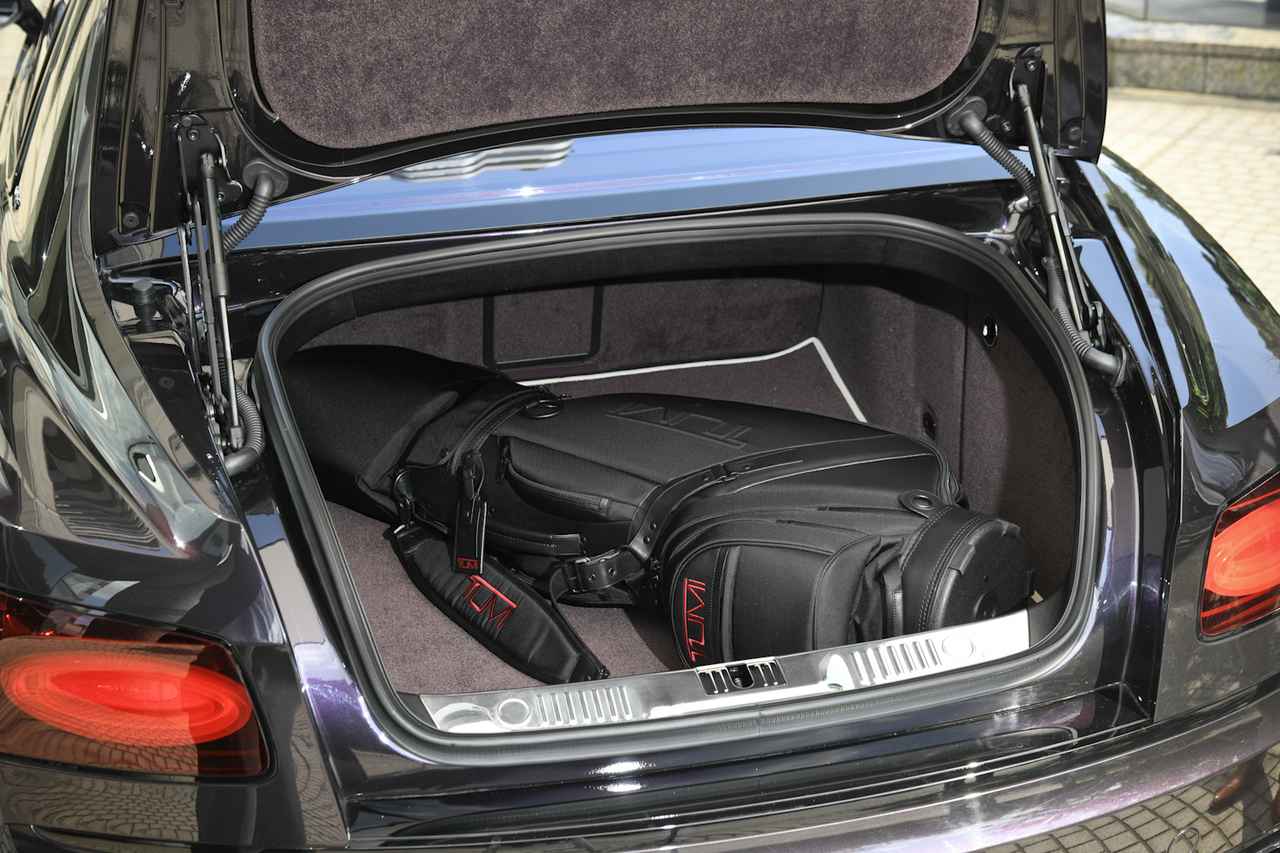 画像: ゴルフのキャディバッグがきれいに収まる。トランクルーム容量は475Lだ。「撮影協力:TUMI(TUMI.co.jp/)」