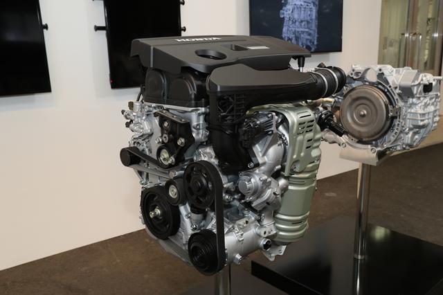 画像: V6のダウンサイズとして新たに投入される2Lの直噴ターボエンジンは、シビックタイプRと同じ形式(K20C)だがチューニングはかなり異なる。写真右に見える新開発の10速ATミッションはかなりコンパクトだ。