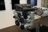 画像: V6のダウンサイズとして新たに投入される2Lの直噴ターボエンジンは、シビックタイプRと同じ形式(K20C)だがチューニングはかなり異なる。写真右に見える新開発の10速ATミッションはかなりコンパクトだ。