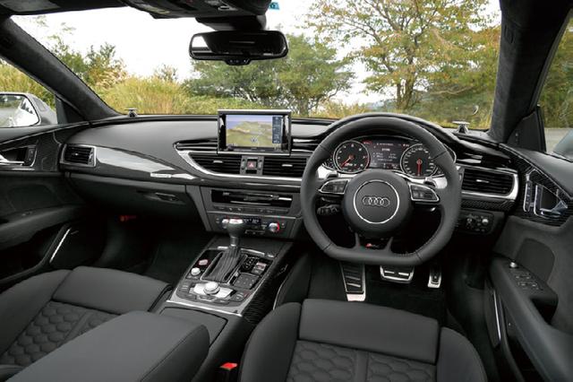 画像: RS7のインパネまわり。スポーツムードが充満している。
