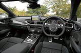 画像: RS7のインパネまわり。スポーツムードが充満している。
