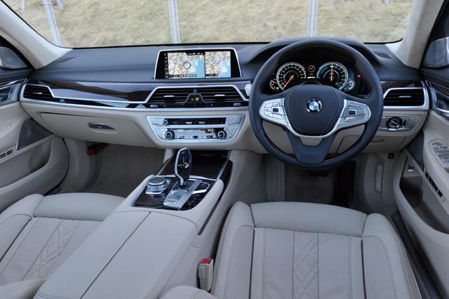 画像: 新世代のBMWインテリア、そのスポーティでラグジュアリーな方向性を強く感じさせるデザイン。