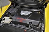 画像: 240ps/350Nmを発生する1.7Lターボエンジンを横置きミッドシップ搭載。エンジン本体はカバーに覆われて見えない。