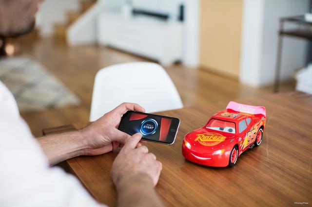 画像: 操作は専用のアプリをインストールしたスマートフォンで行います。