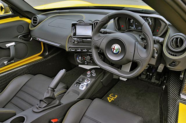 画像: スポーツカーらしいタイトなコクピット。カーナビはオプション。ステアリングは下をカットしたタイプ。