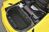 画像: ラゲッジルーム容量はクーペより5L狭い105L。機内持ち込みサイズくらいのバッグなら、なんとか収まりそう。