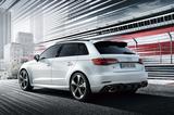 画像: アウディ RS3 スポーツバック。リアビューも迫力十分だ。