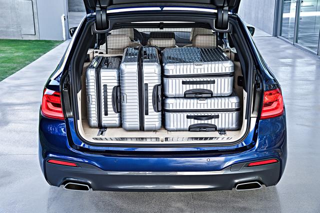 画像: RIMOWAのスーツケースを4個搭載できる。