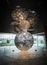 画像: 「ホイール・オブ・イノベーション」。ステンレス製の巨大な彫刻作品はレバノン在住のナディム・カラム氏が手掛けた。重量はおよそ2tもあるため、設置場所の床面の補強などが行われた。