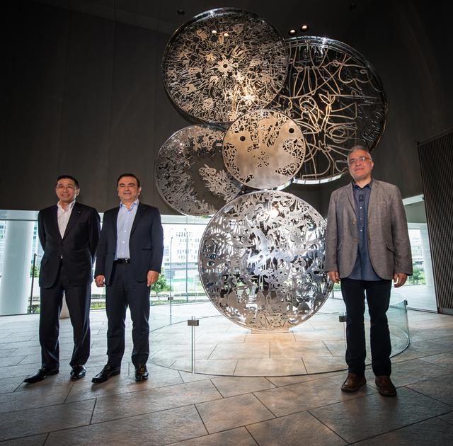 画像: 写真左から、西川廣人CEO、カルロス・ゴーン会長、作者のナディム・カラム氏。