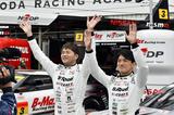 画像: 今回出番の少ない某ベテランドライバーもファンサービスの笑顔、似合ってるかどうかは別として