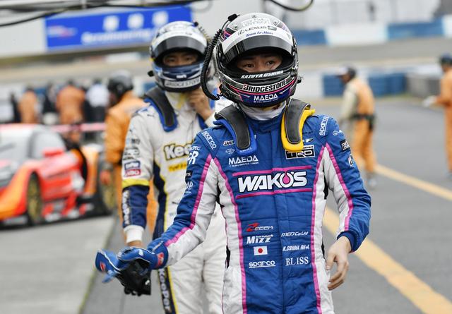 画像: アタックの機会を失いぶ然とピットへ戻る6号車 大嶋和也と37号車 平川亮