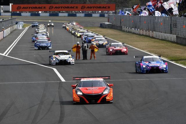 画像: パレードラップへ向かう各マシンだが、17号車KEIHIN NSX-GTが動けない