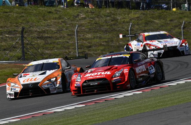 画像: 2番手スタートの23号車GT-Rだが、36号車、1号車のレクサスに対し防戦を強いられる