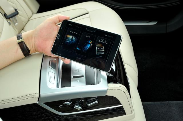 画像: 取り外し可能な7インチタブレット「BMWタッチコマンド」を装備。後席シートポジションなどの調整のほか、インフォテインメントの制御もできる。