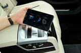 画像: 取り外し可能な7インチタブレット「BMWタッチコマンド」を装備。後席シートポジションなどの調整のほか、インフォテインメントの制御もできる。