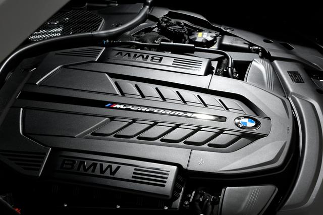 画像: Mモデルとしては初めてのV12気筒エンジンを搭載、8速ATとの組み合わせで圧巻の加速を体感させる。