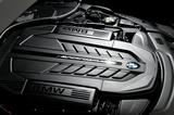 画像: Mモデルとしては初めてのV12気筒エンジンを搭載、8速ATとの組み合わせで圧巻の加速を体感させる。