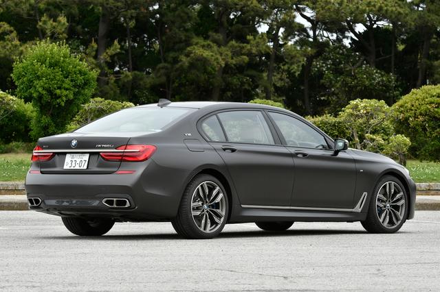 画像: メタル系のパーツは「セリウムグレー」と呼ばれるシックなカラーで統一。タイヤは前245/40R20・後275/35R20。