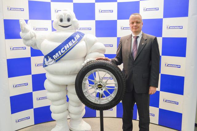 画像: 日本ミシュランタイヤのポール・ペリニオ社長とビバンダムくん