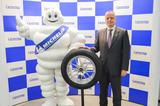 画像: 日本ミシュランタイヤのポール・ペリニオ社長とビバンダムくん