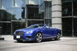 画像: ベントレー コンチネンタル GT スピード コンバーチブル。ボディカラーは目に鮮やかなブルー。