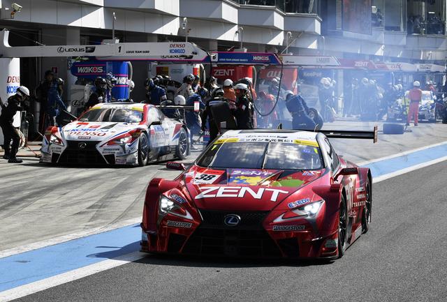 画像: 38号車はピットアウト後もトップをキープ、1号車が2位にポジションアップ