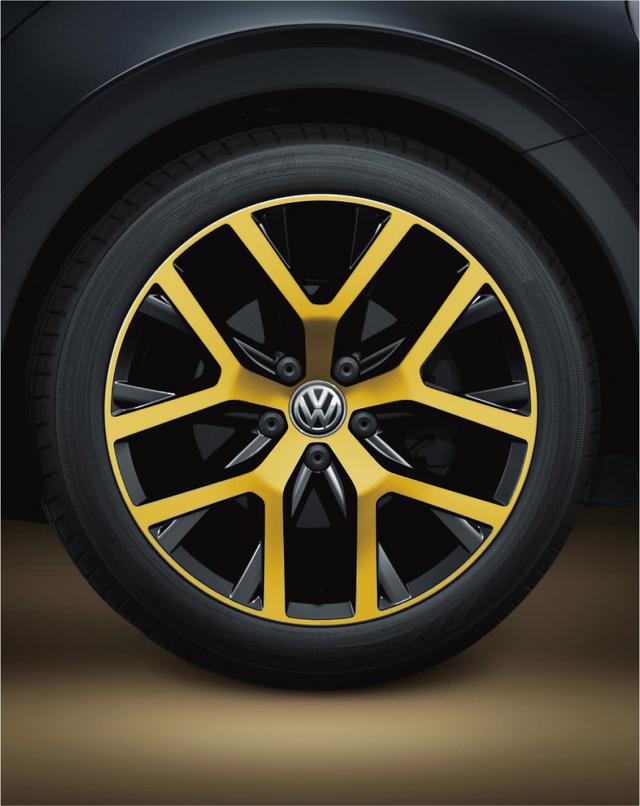 画像: サンドストーム イエローメタリックの専用18インチアルミホイール。タイヤサイズは235/45R18。