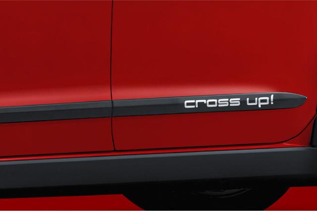 画像: クロスアップのサイドモールはcross up!のロゴ入り