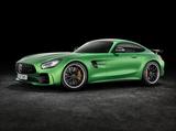 画像: メルセデス AMG GT R。公道を走ることができるレーシングカーだ。