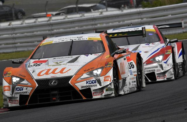 画像: ピット作業で36号車が前に出るも、ピッタリ張りつく1号車