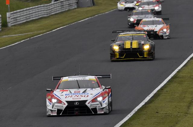画像: 46号車GT-Rをかわし100号車を追う1号車と36号車レクサス