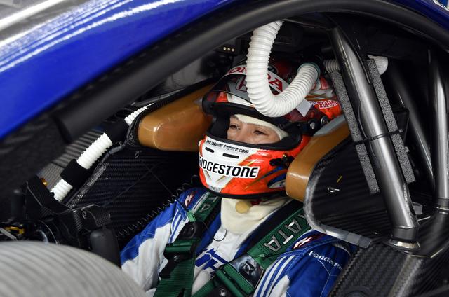 画像: 練習走行2番手の17号車NSX-GTだがQ1で小暮卓史がクラッシュ、目に糸クズついてますけどコレのせい?