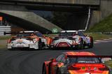 画像: ターン16、1号車が仕掛けるも36号車と接触!