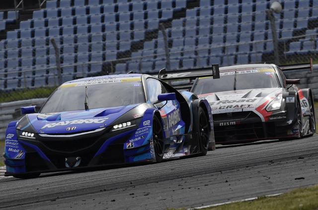 画像: 100号車NSXを追う46号車GT-R、千代勝正が魅せる