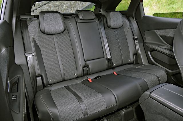 画像: リアシートの広さも十分。おとな3人で乗車しても、長時間でなければ苦にはならないだろう。