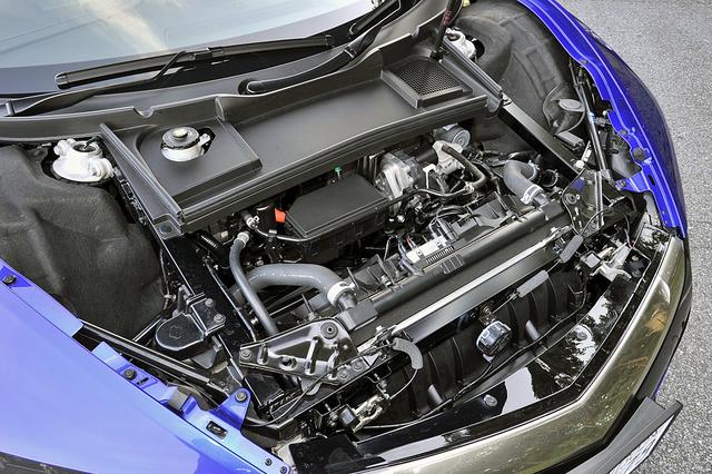 画像: フロントフードの下は前輪用モーターやラジエターなどの補器類がギッシリで、カーゴスペースではない。