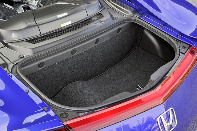 画像: ゴルフバッグの収納は難しそうだが、二人の小旅行用荷物くらいなら十分に積載可能なトランクスペース。