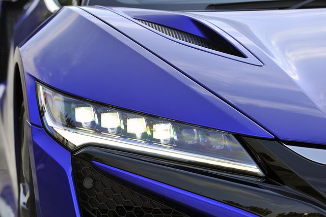 画像: 「ジュエルアイ」と呼ばれるLEDヘッドライトはオートレベリング/オートライトコントロール機能付き。
